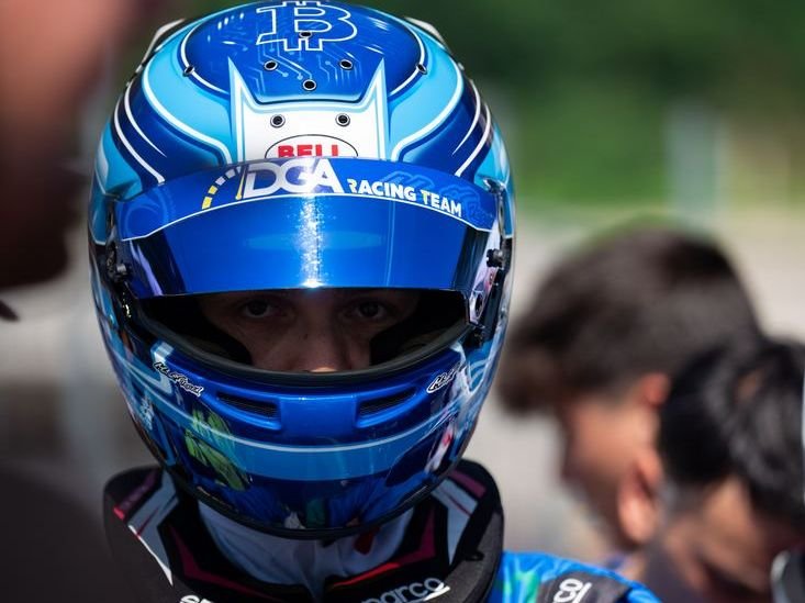 Emanuele con il casco DGA Racing Team